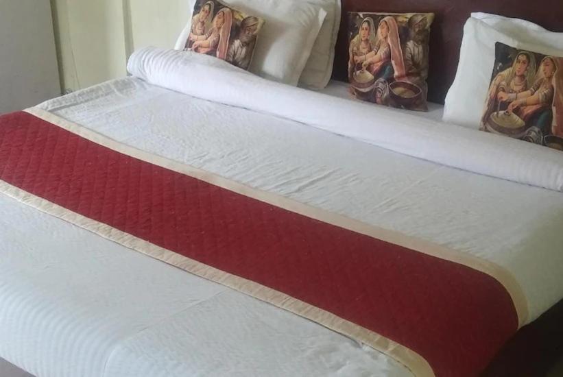 Hotel Surya Lake View Nainital Ngoại thất bức ảnh