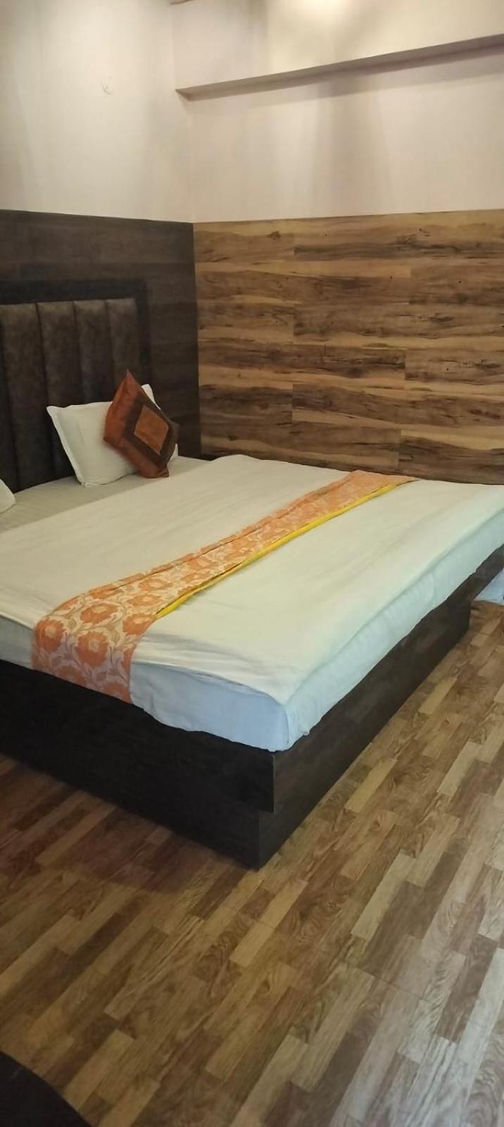 Hotel Surya Lake View Nainital Ngoại thất bức ảnh