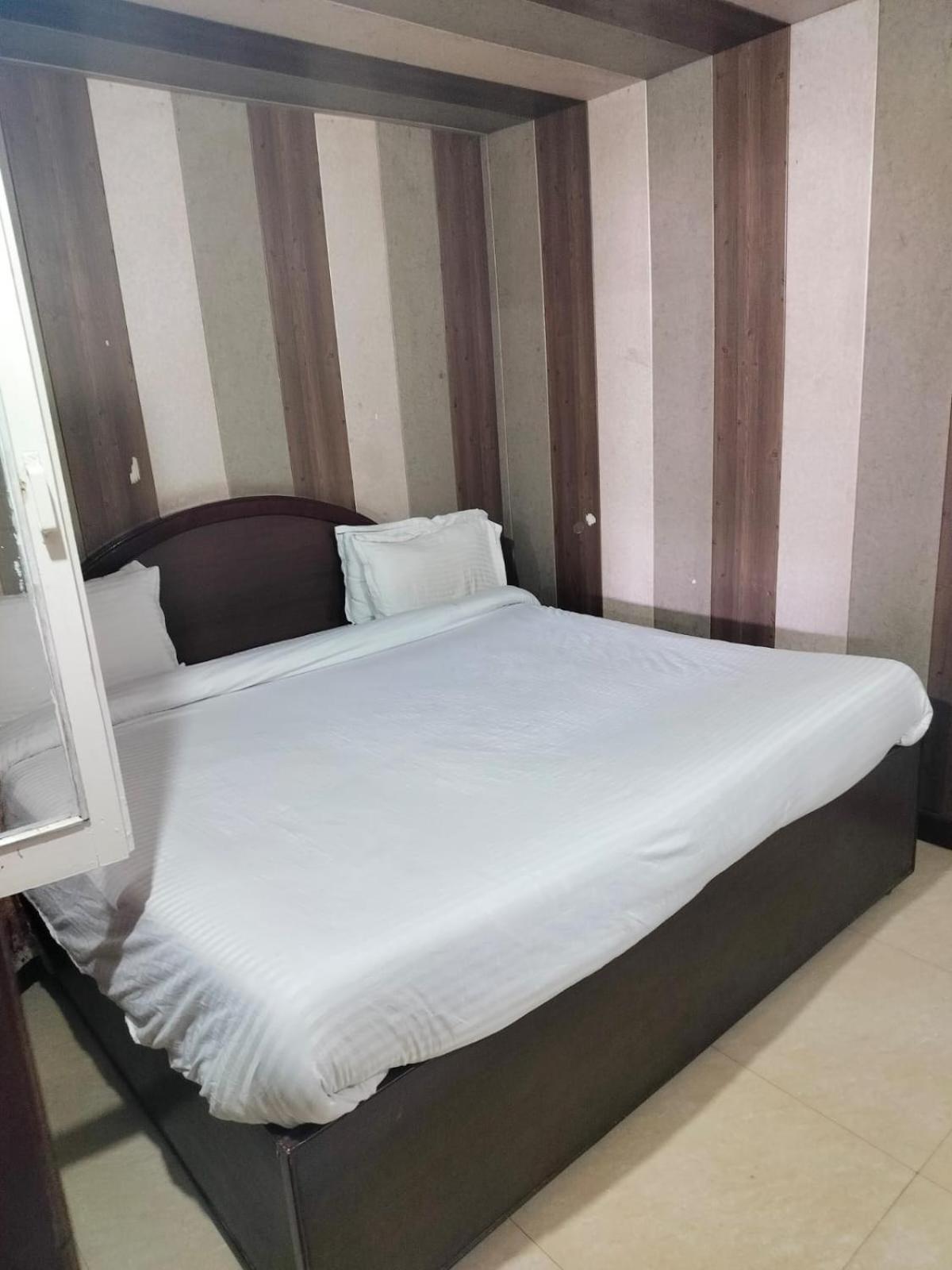 Hotel Surya Lake View Nainital Ngoại thất bức ảnh