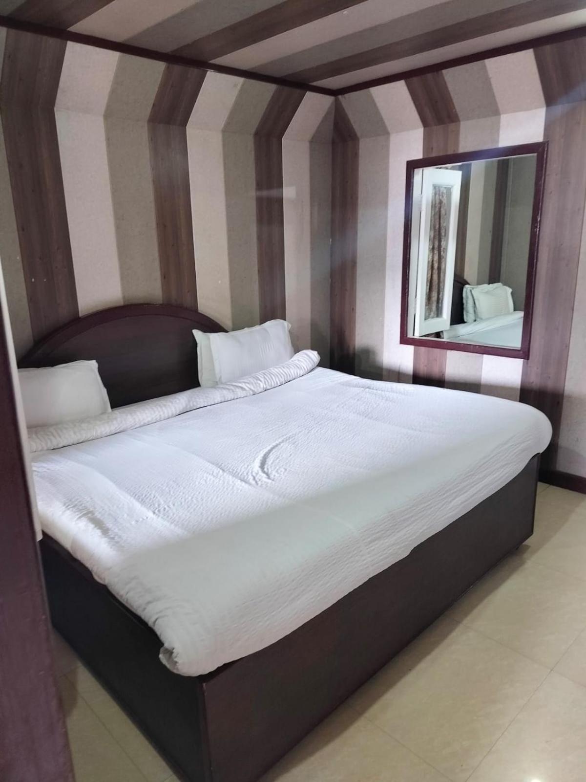 Hotel Surya Lake View Nainital Ngoại thất bức ảnh